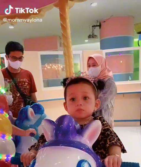 Momen haru bocah perempuan 'dadah' ke ayah anak lain.