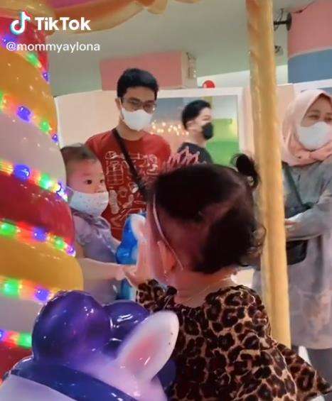 Momen haru bocah perempuan 'dadah' ke ayah anak lain.