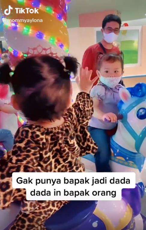 Momen haru bocah perempuan 'dadah' ke ayah anak lain.