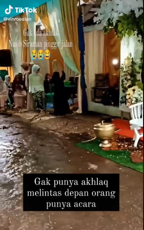 Acara Siraman Diadakan di Pinggir Jalan