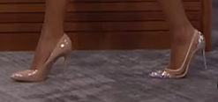 High Heels Paris Hilton di Acara Tonight Show Starring Jimmy Fallon