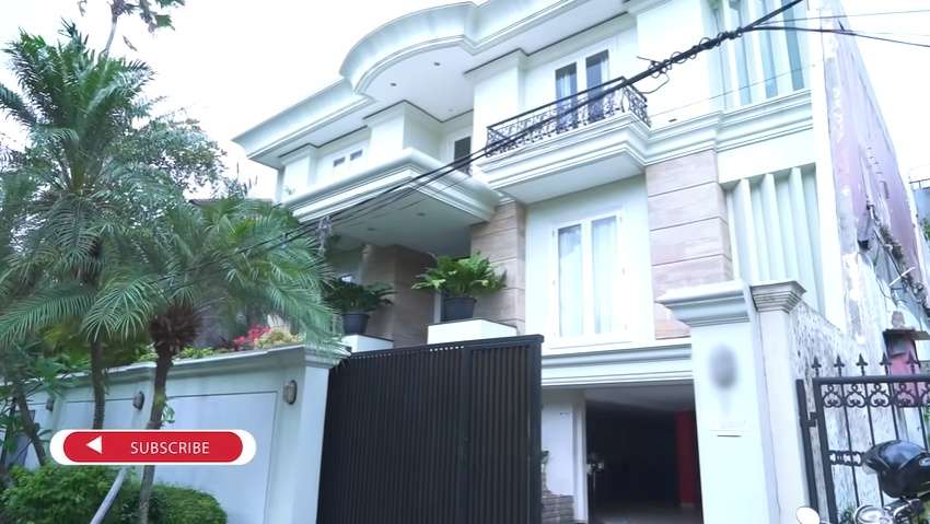 Penampakan depan rumah Olla Ramlan