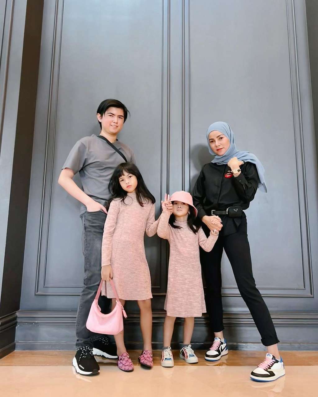 Olla Ramlan bersama ketiga anaknya