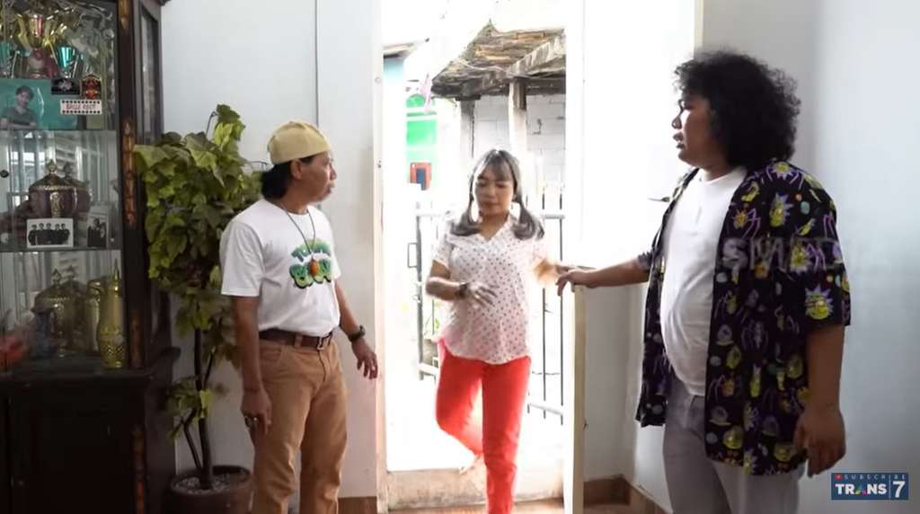 Pintu Rahasia Samping Pintu Rahasia Samping