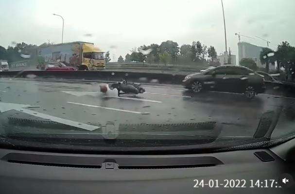 Tergelincir, pemotor nyaris ditabrak truk saat hujan.