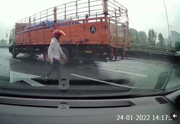 Tergelincir, pemotor nyaris ditabrak truk saat hujan.