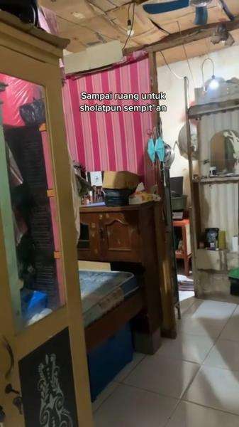 Pernah ngontrak di rumah petak beratap kardus, sekarang sukses bahagiakan orangtua.