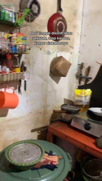 Pernah ngontrak di rumah petak beratap kardus, sekarang sukses bahagiakan orangtua.