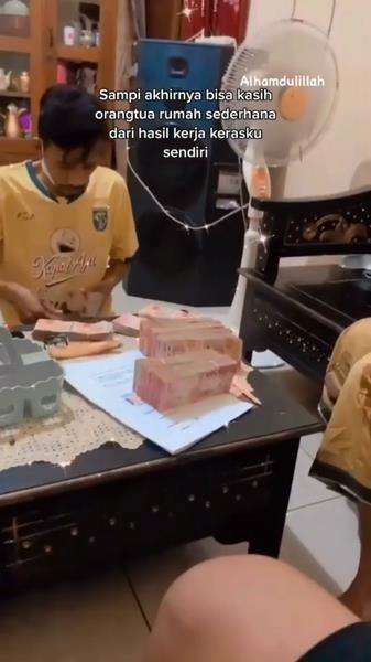 Pernah ngontrak di rumah petak beratap kardus, sekarang sukses bahagiakan orangtua.