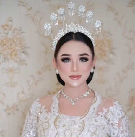 Klien MUA Ingin Dirias Mirip Aurel Hermansyah