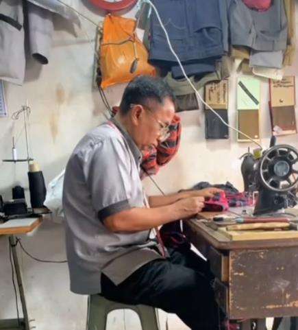 Lama menunggu jahitan baju belum selesai-selesai.