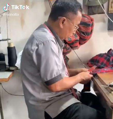 Lama menunggu jahitan baju belum selesai-selesai.