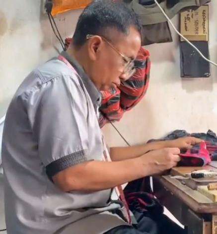 Lama menunggu jahitan baju belum selesai-selesai.