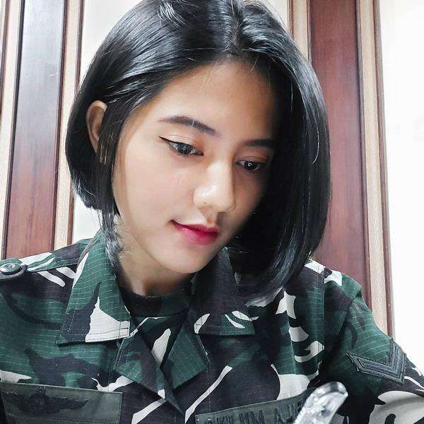 Berkenalan dengan pramugari Pesawat Kepresidenan Serda Nabila.