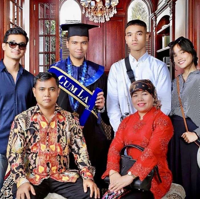 Faisal bersama istri dan anak-anaknya
