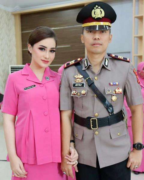 Viral istri Kasat Reskrim cantiknya kebangetan kayak boneka barbie.
