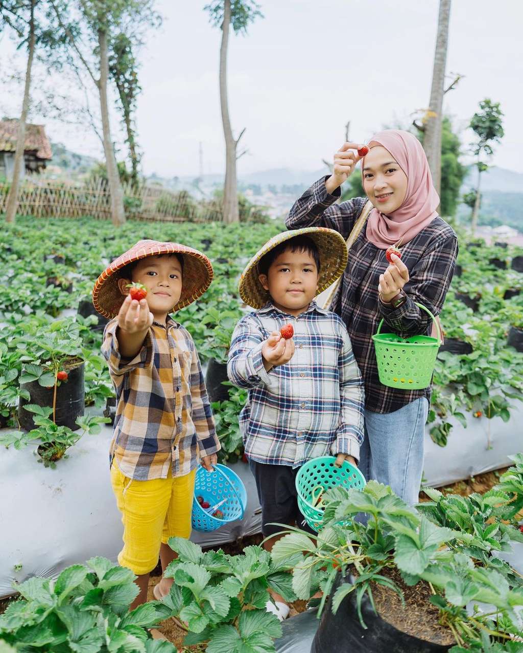 Ririe Fairus bersama dua buah hatinya