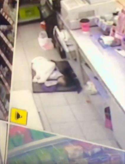 Ibu muda bawa anak kerja shift malam, alasan di baliknya bikin haru.