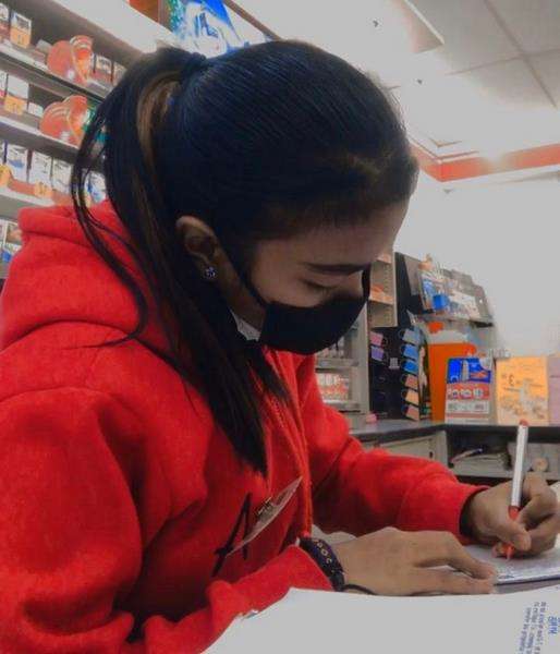 Ibu muda bawa anak kerja shift malam, alasan di baliknya bikin haru.