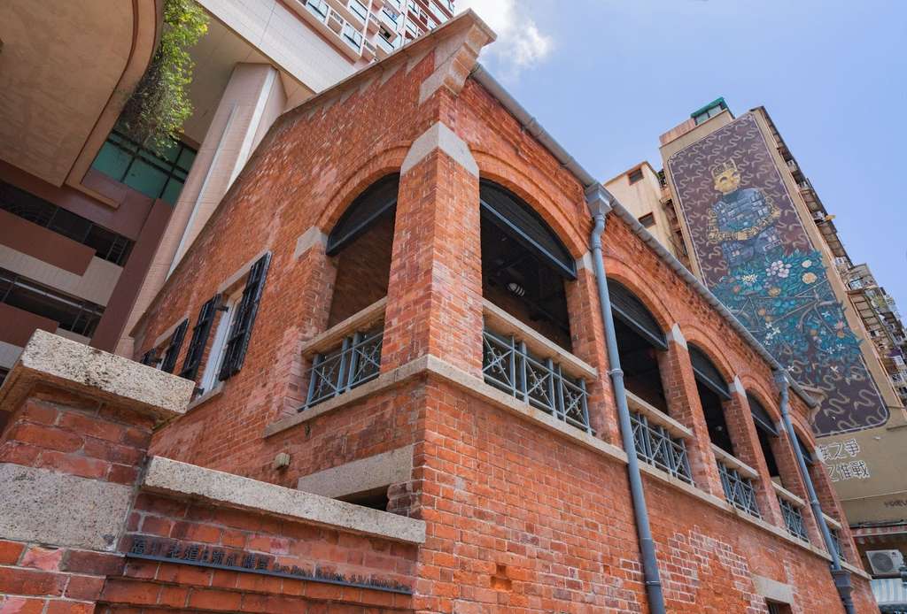Red Brick Building yang Cocok untuk Memeriahkan Feed Instagram Pribadimu