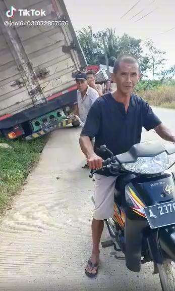 Aksi kocak kakek dengan motor bebek bututnya.