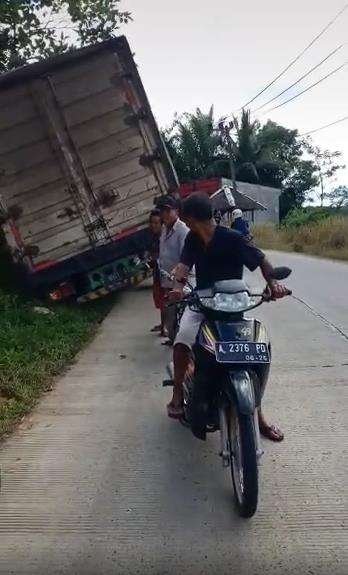 Aksi kocak kakek dengan motor bebek bututnya.