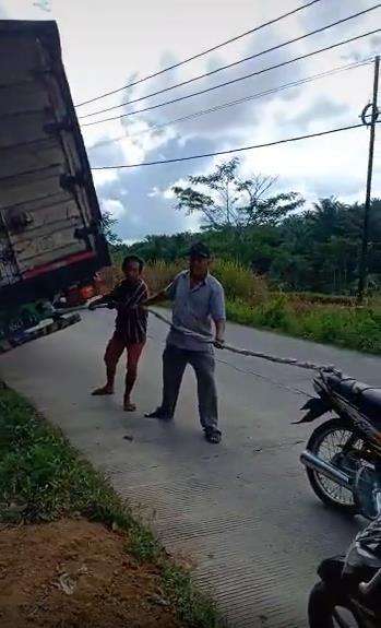 Aksi kocak kakek dengan motor bebek bututnya.