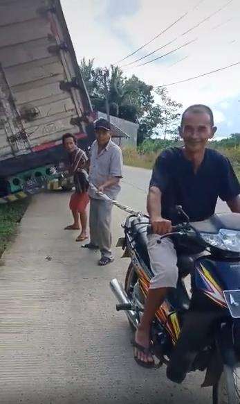 Aksi kocak kakek dengan motor bebek bututnya.