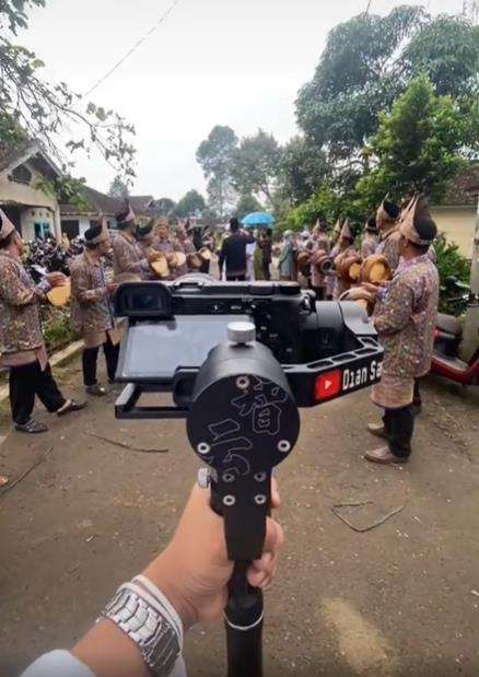 Ulah bapak-bapak halangi fotografer bikin emosi.