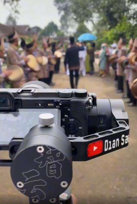 Ulah bapak-bapak halangi fotografer bikin emosi.