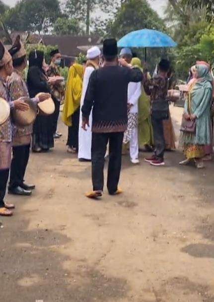 Ulah bapak-bapak halangi fotografer bikin emosi.