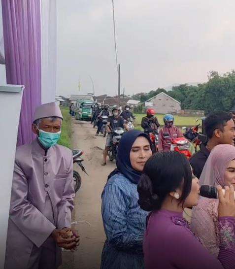 Acara sawer penganten di tengah jalan bikin macet.