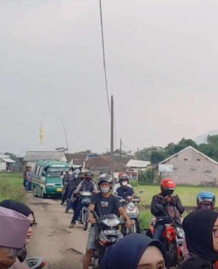 Acara sawer penganten di tengah jalan bikin macet.