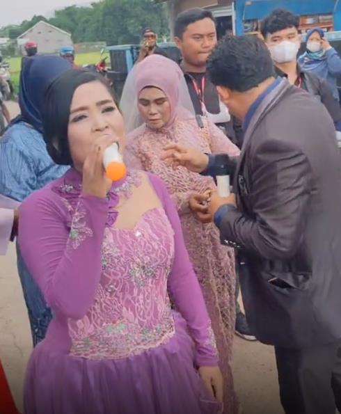 Acara sawer penganten di tengah jalan bikin macet.