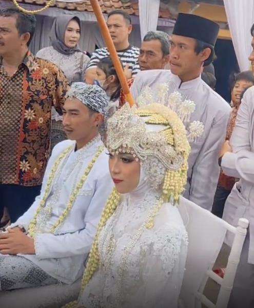 Acara sawer penganten di tengah jalan bikin macet.