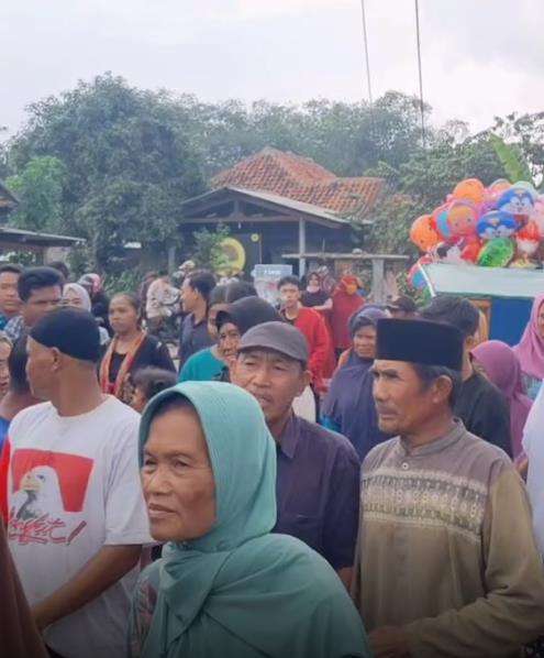 Acara sawer penganten di tengah jalan bikin macet.