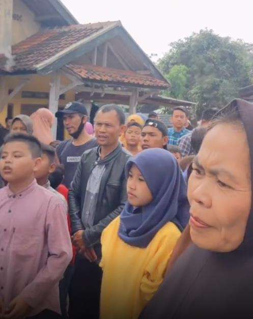 Acara sawer penganten di tengah jalan bikin macet.