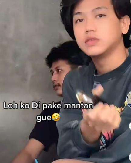 Baju hadiah untuk mantan dipakai sebelum dihadiahkan ke cewek barunya.