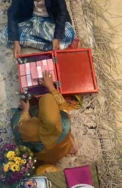 Uang panai Rp500 juta dalam kotak merah.