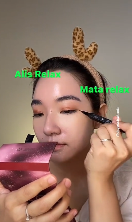 Menggunakan Eyeliner