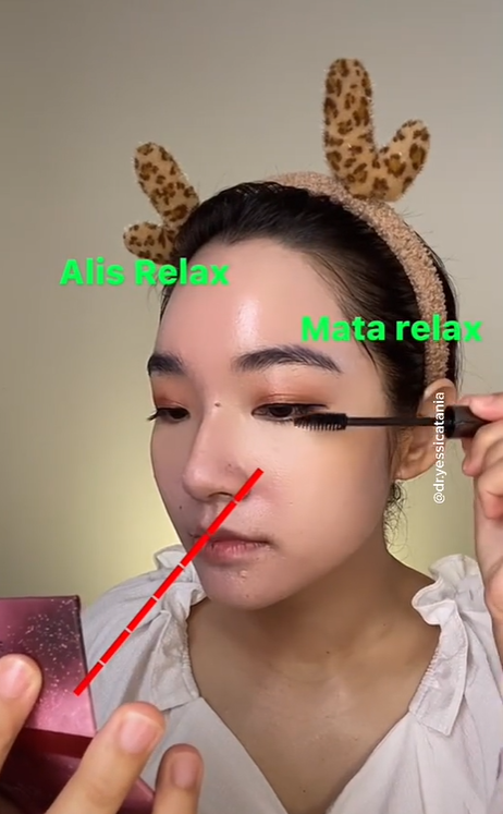 Mengaplikasikan Maskara
