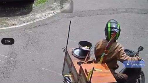 Mengamati suasana kompleks perumahan.