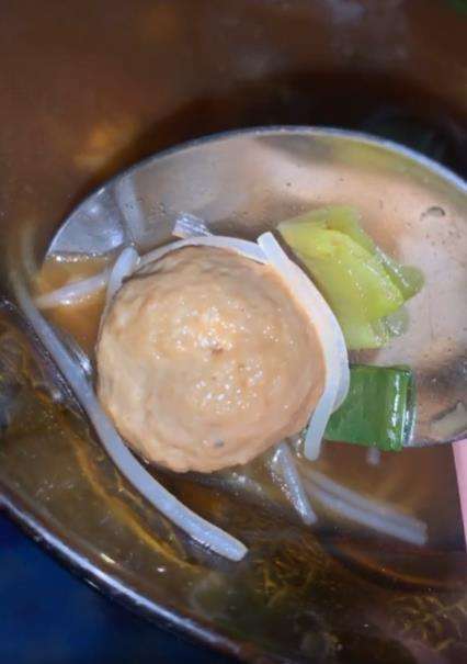 Asyik makan pentol lihat ada butiran putih mirip beras.