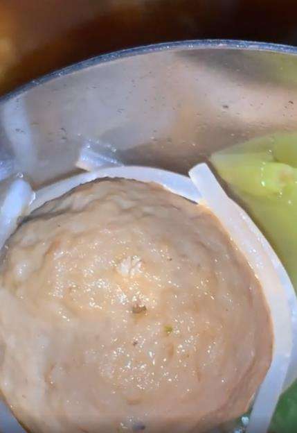 Asyik makan pentol lihat ada butiran putih mirip beras.