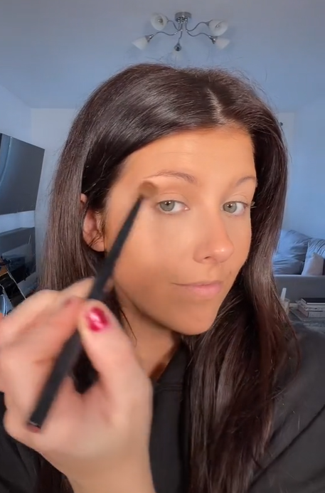 Memakai Bronzer di Kelopak Mata