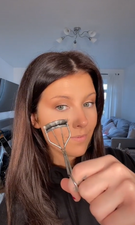 Menjepit Bulu Mata Palsu