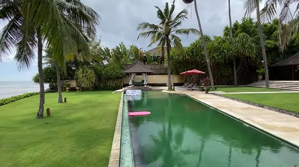 penampakan kolam renang