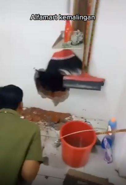Minimarket kemalingan dengan jebol tembok belakang.