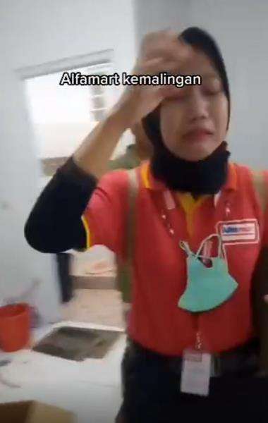 Minimarket kemalingan dengan jebol tembok belakang.