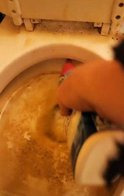 Viral wanita pamer toilet duduk yang selama sebulan belum dibersihkan.